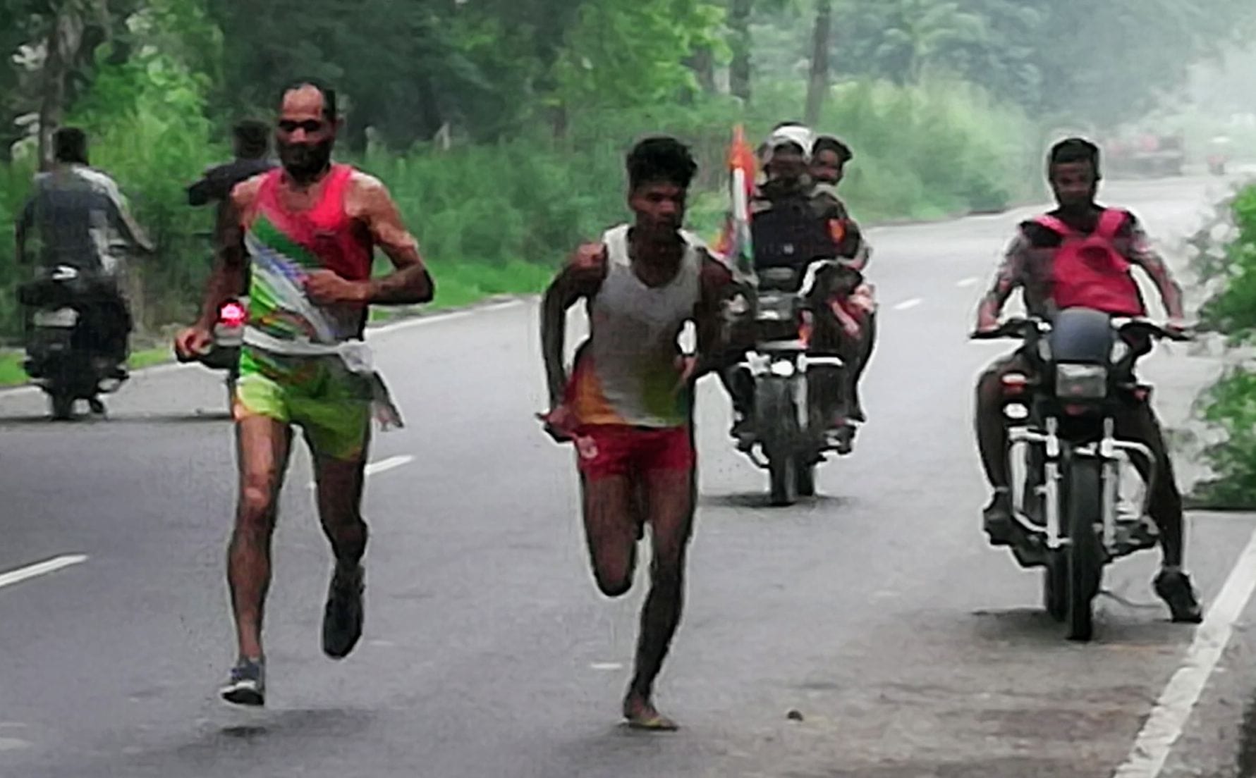 मखदूमपुर से डांक कांवड लाते जमालपुर के शिवभक्त। मखदूमपुर से डांक कांवड लाते जमालपुर के शिवभक्त।