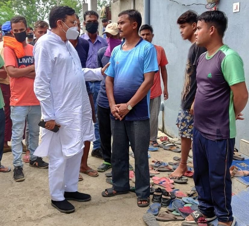 किच्छा के ग्राम गौरीकला में शहीद के पिता को सांत्वना देते विधायक शुक्ला। किच्छा के ग्राम गौरीकला में शहीद के पिता को सांत्वना देते विधायक शुक्ला।
