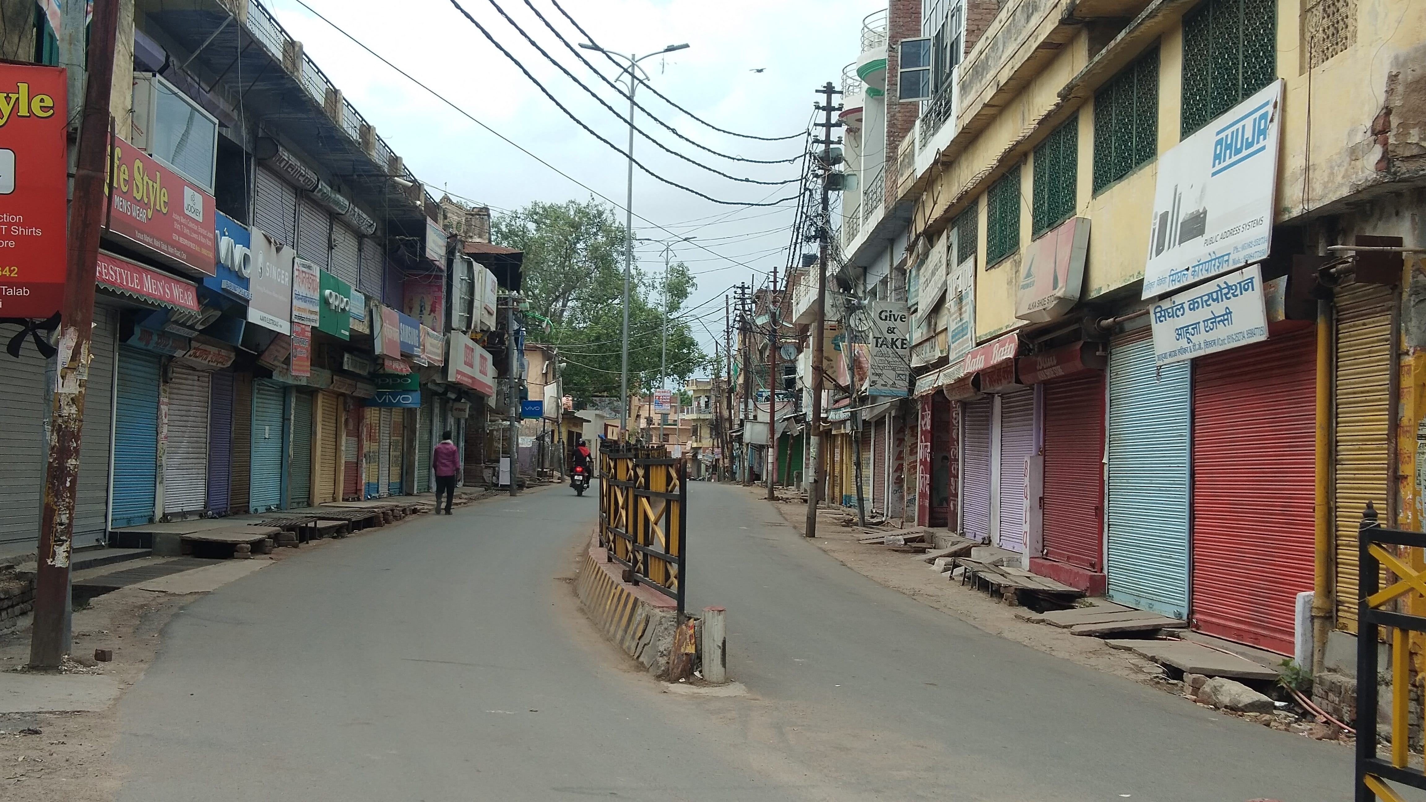 शहर के माहिल तालाब स्थित बाजार बंद शहर के माहिल तालाब स्थित बाजार बंद