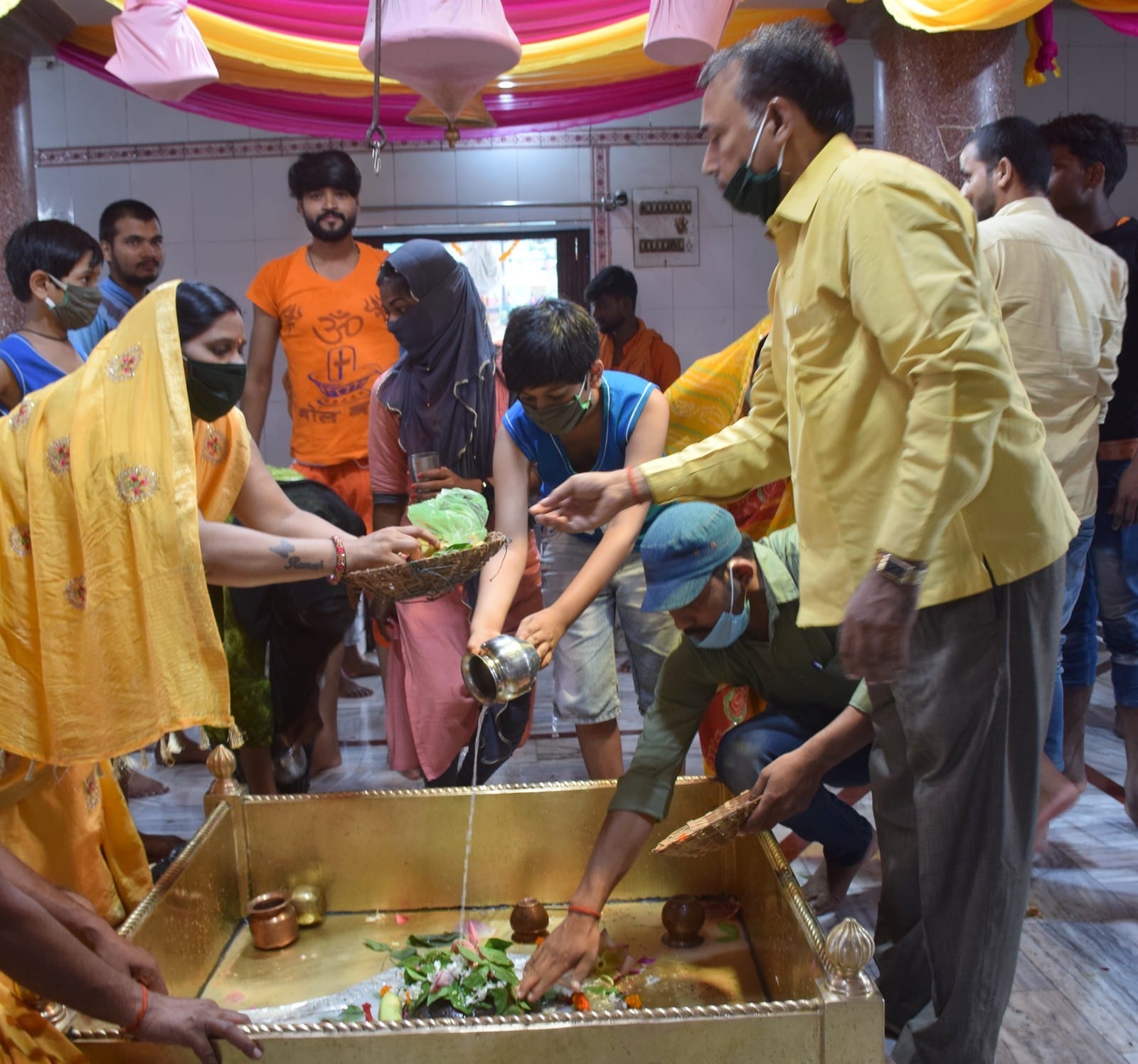 शहर के भंवरनाथ स्थित शिव मंदिर में सावन के तीसरे सोमवार को दर्शन पूजन करते लोग। शहर के भंवरनाथ स्थित शिव मंदिर में सावन के तीसरे सोमवार को दर्शन पूजन करते लोग।