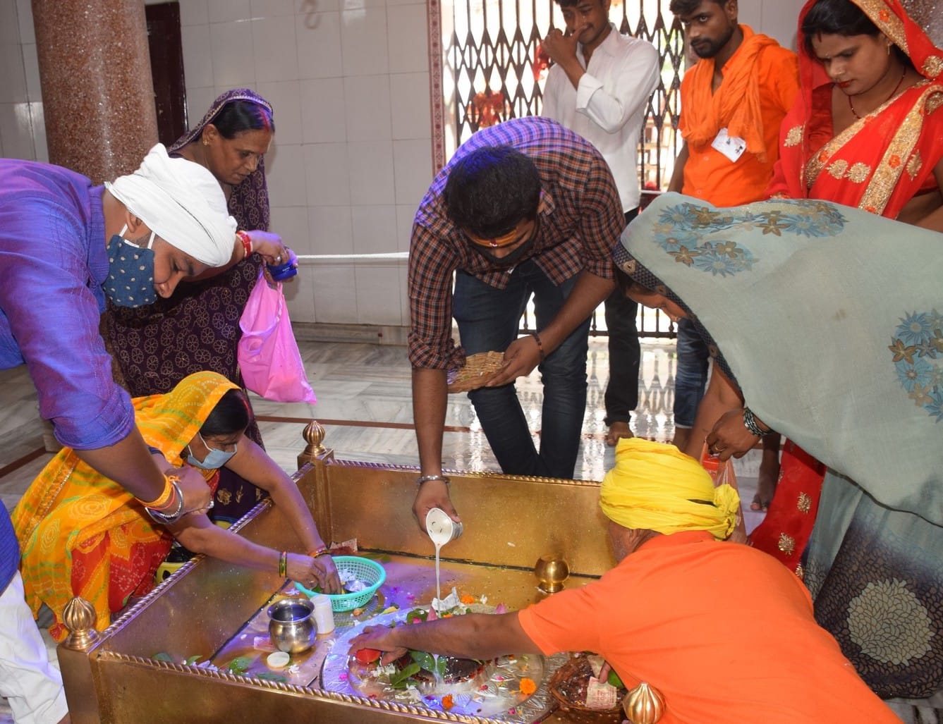 शहर के भंवरनाथ स्थित शिव मंदिर में सावन के तीसरे सोमवार को दर्शन पूजन करते लोग। शहर के भंवरनाथ स्थित शिव मंदिर में सावन के तीसरे सोमवार को दर्शन पूजन करते लोग।