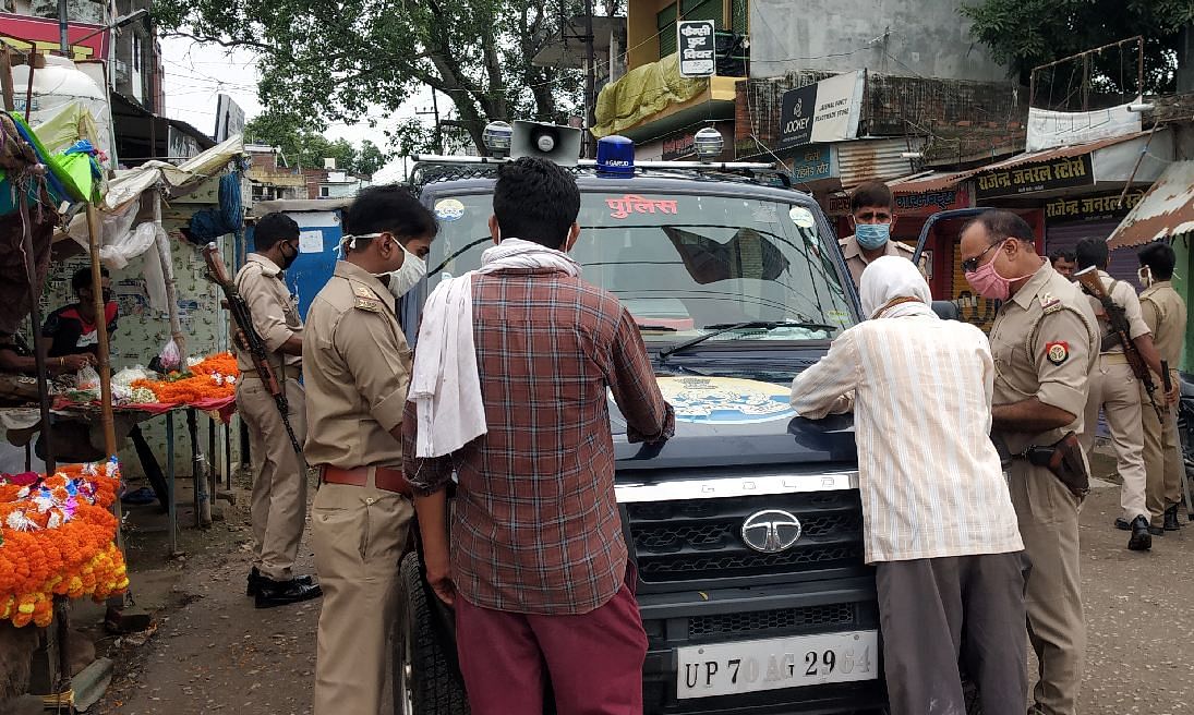 वाहनों की जांच करती वाराणसी पुलिस।