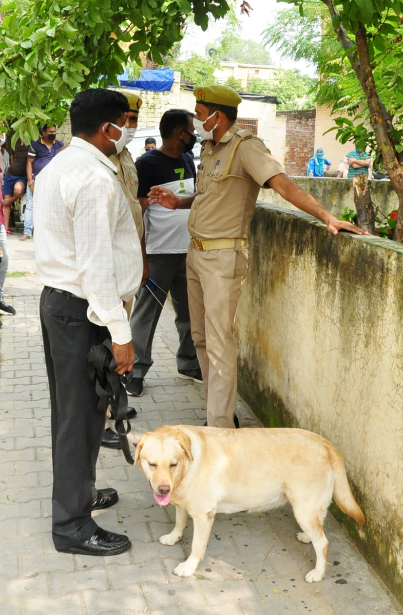 ओफिसर कॉलोनी के कमरे किशोरी का शव मिलने डॉग के साथ जॉच करती पुलिस