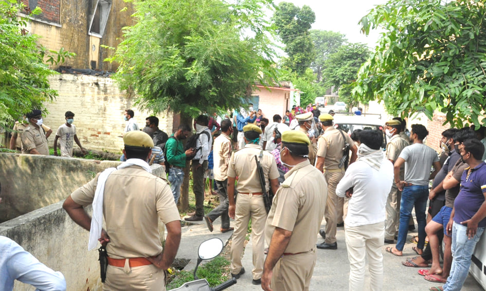 ओफिसर कॉलोनी के कमरे किशोरी का शव मिलने जॉच करती पुलिस जमा क्षेत्रवासी