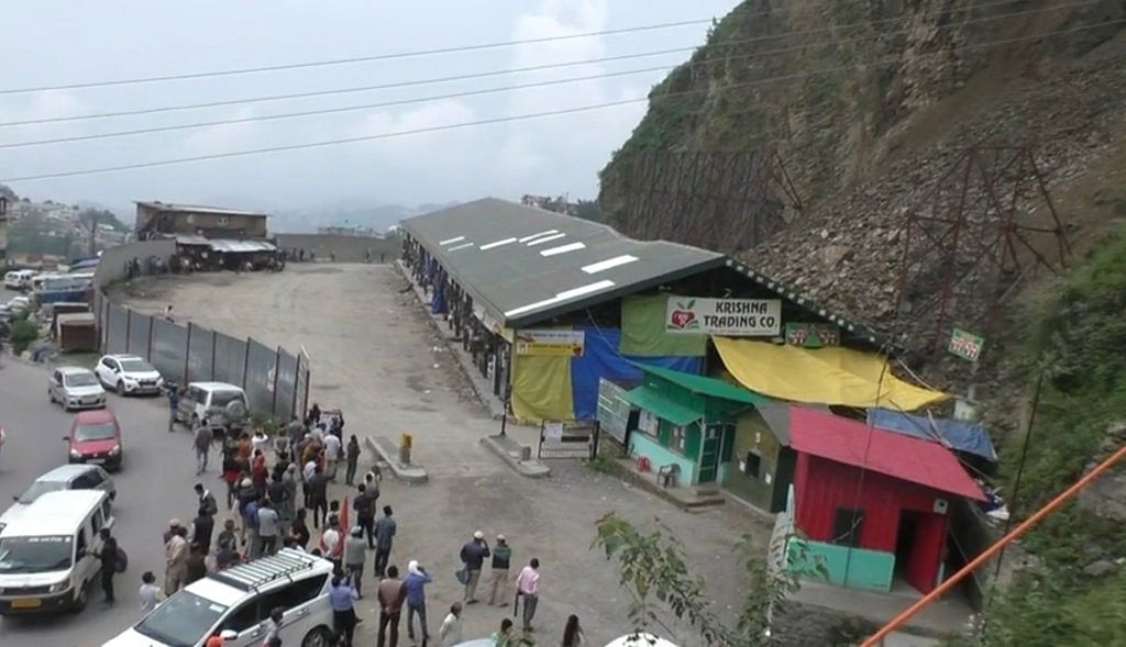 हिमाचल: भट्टाकुफर फल मंडी में लैंडस्लाइड, सेब की पेटियां दबीं हिमाचल: भट्टाकुफर फल मंडी में लैंडस्लाइड, सेब की पेटियां दबीं