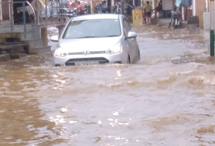 बारिश के बाद शामली स्थित माजरा रोड पर हुआ जलभराव। बारिश के बाद शामली स्थित माजरा रोड पर हुआ जलभराव।