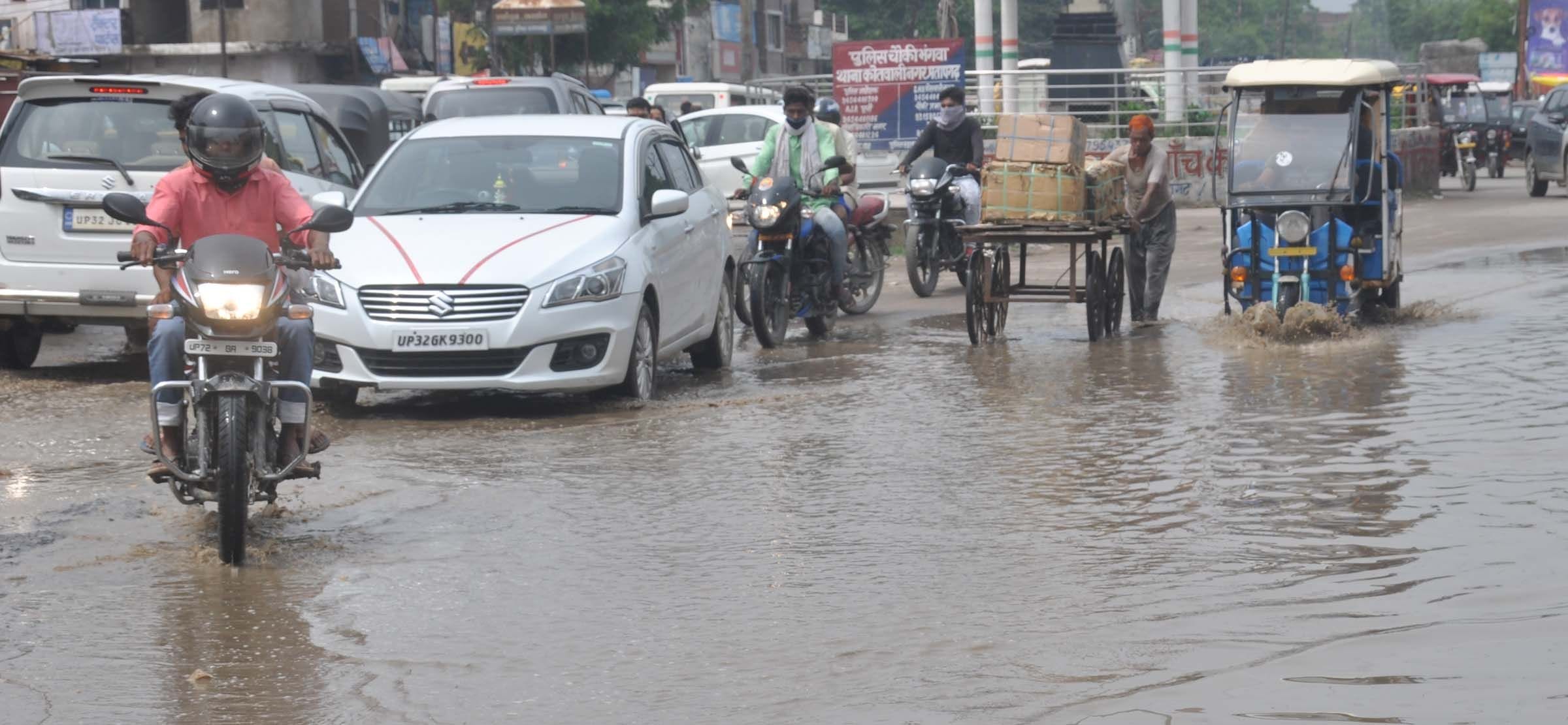 ोमवार को सुबह हुई जोरदार बारिश से भंगवा चुंगी चौराहे पर हुए जलभराव से परेशान हुए लोग। ोमवार को सुबह हुई जोरदार बारिश से भंगवा चुंगी चौराहे पर हुए जलभराव से परेशान हुए लोग।