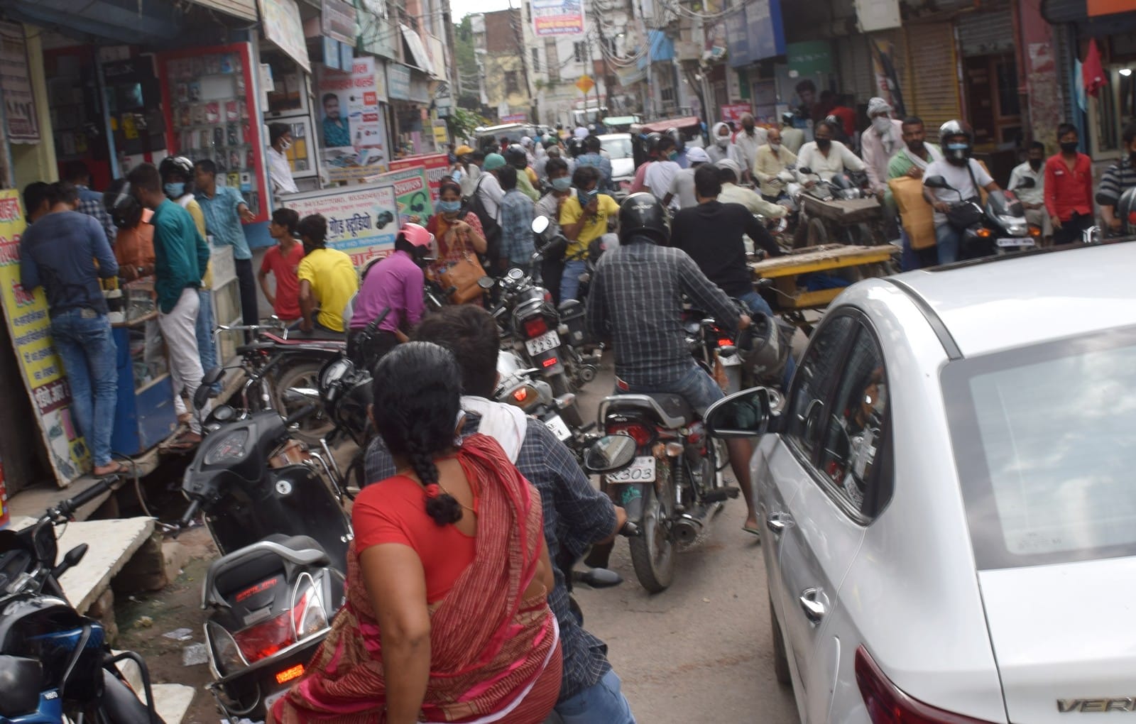 शहर के मातबरगंज क्षेत्र में दोनों पटरियों की दुकान खुलने के बाद सड़क पर लगा जाम।