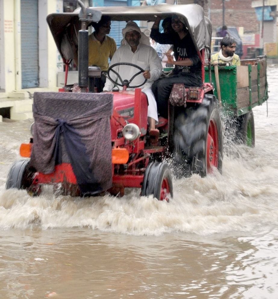 बारिश के शामली स्थित भैंसवाल रोड पर हुए जलभराव के बीच से गुजरता टैक्टर सवार। बारिश के शामली स्थित भैंसवाल रोड पर हुए जलभराव के बीच से गुजरता टैक्टर सवार।