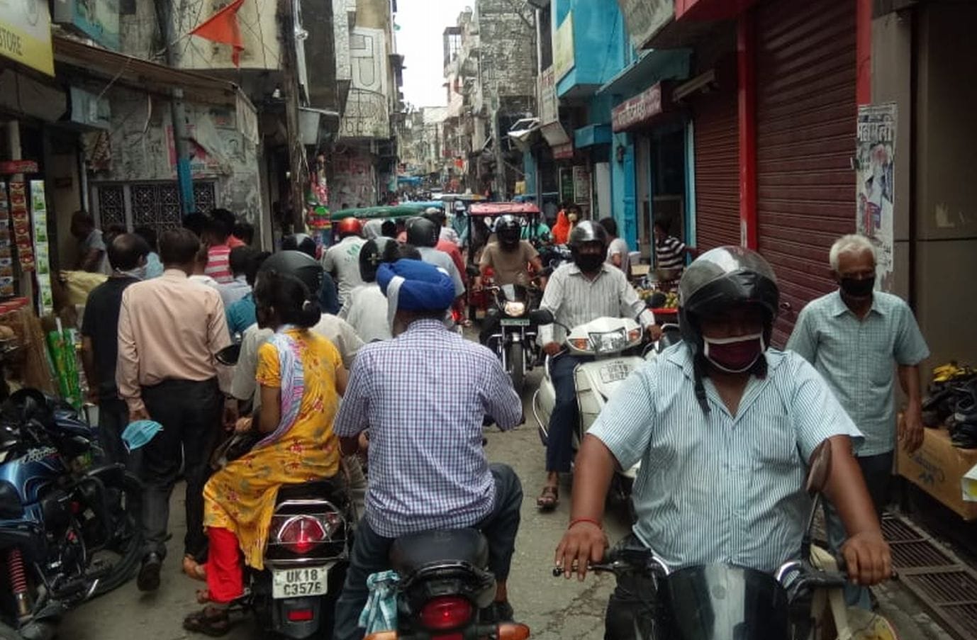 काशीपुर में मुख्य बाजार में लगा जाम।