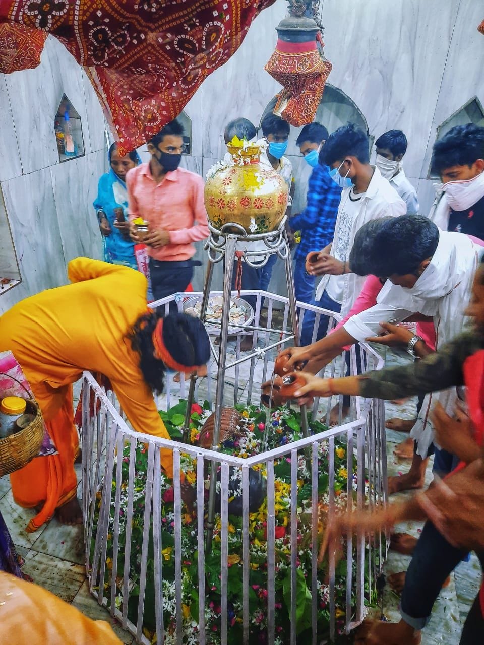 सावन माह के तीसरे सोमवार को बाबा बेलखरनाथधाम में जलाभिषेक करते श्रद्घालु। सावन माह के तीसरे सोमवार को बाबा बेलखरनाथधाम में जलाभिषेक करते श्रद्घालु।