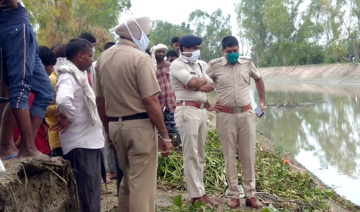नहर पर पहुंचे एएसपी व अन्य पुलिस अधिकारी। नहर पर पहुंचे एएसपी व अन्य पुलिस अधिकारी।