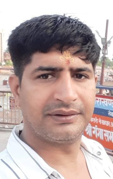 मृतक मुकेश सैनी फाइल फोटो।