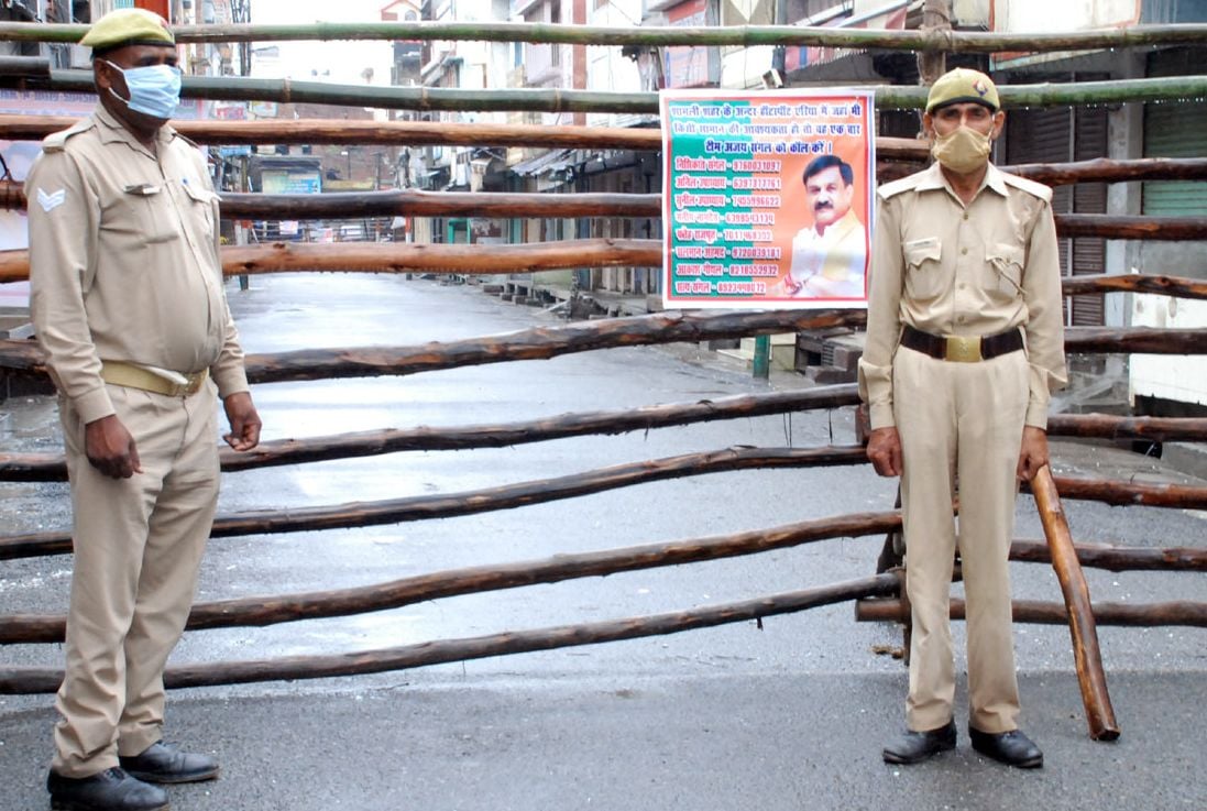 शामली बडा बाजर स्थित हॉटस्पॉट सैन्टर पर तैनात पुलिसकर्मी