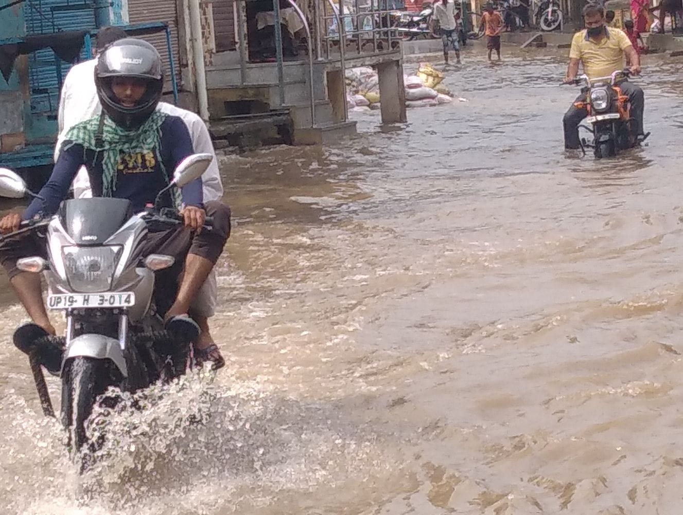 शामली में बड़ी माता मन्दिर रोड पर बरसात से भरा पानी शामली में बड़ी माता मन्दिर रोड पर बरसात से भरा पानी
