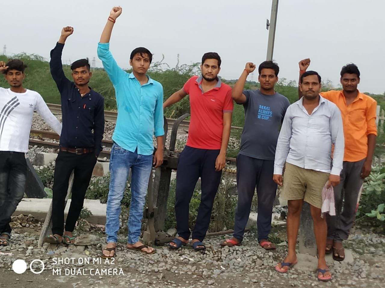 रिनिया रेलवे क्रॉसिंग पर नारेबाजी करते ग्रामीण रिनिया रेलवे क्रॉसिंग पर नारेबाजी करते ग्रामीण