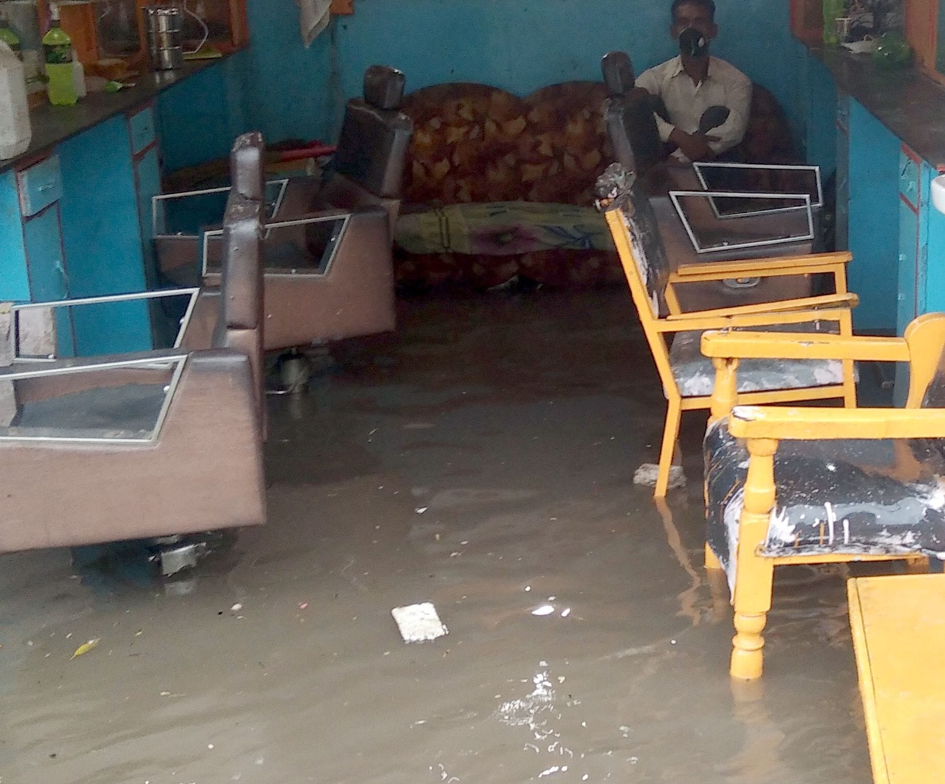 शामली में बरसात से दुकान में भरा पानी शामली में बरसात से दुकान में भरा पानी
