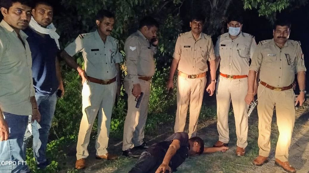 मवाना क्षेत्र में सांधन मार्ग पर मुठभेड़ में घायल इनामी बदमाश। मवाना क्षेत्र में सांधन मार्ग पर मुठभेड़ में घायल इनामी बदमाश।