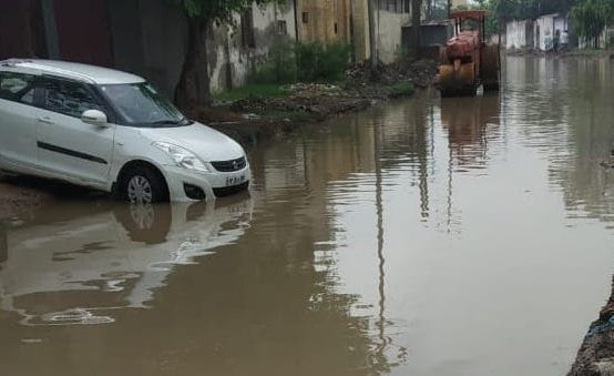 शामली इंडस्ट्रियल क्षेत्र में बरसात से सड़क पर पानी शामली इंडस्ट्रियल क्षेत्र में बरसात से सड़क पर पानी