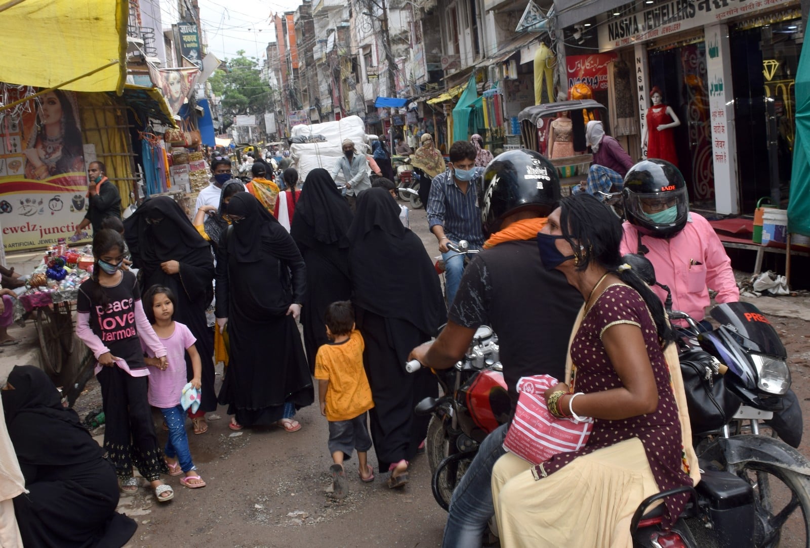 शहर के पुरानी कोतवाली क्षेत्र में दोनों पटरियों की दुकान खुलने के बाद सड़क पर भीड़।