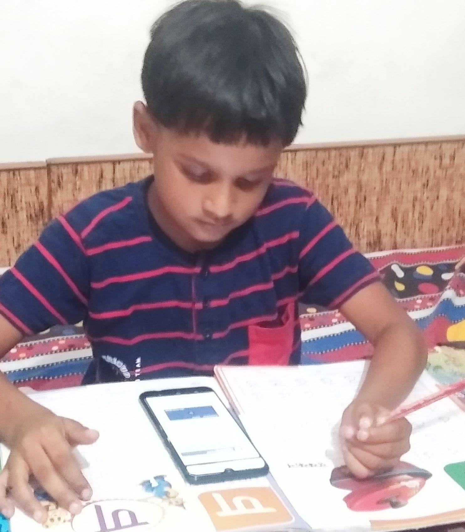 शामली में ऑनलाइन पढाई करता बच्चा अरिहंत जैन शामली में ऑनलाइन पढाई करता बच्चा अरिहंत जैन