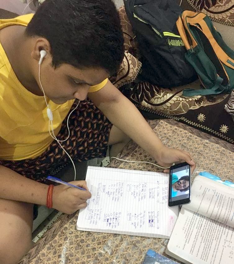 शामली में ऑनलाइन पढाई करता बच्चा आर्यन चौहान शामली में ऑनलाइन पढाई करता बच्चा आर्यन चौहान
