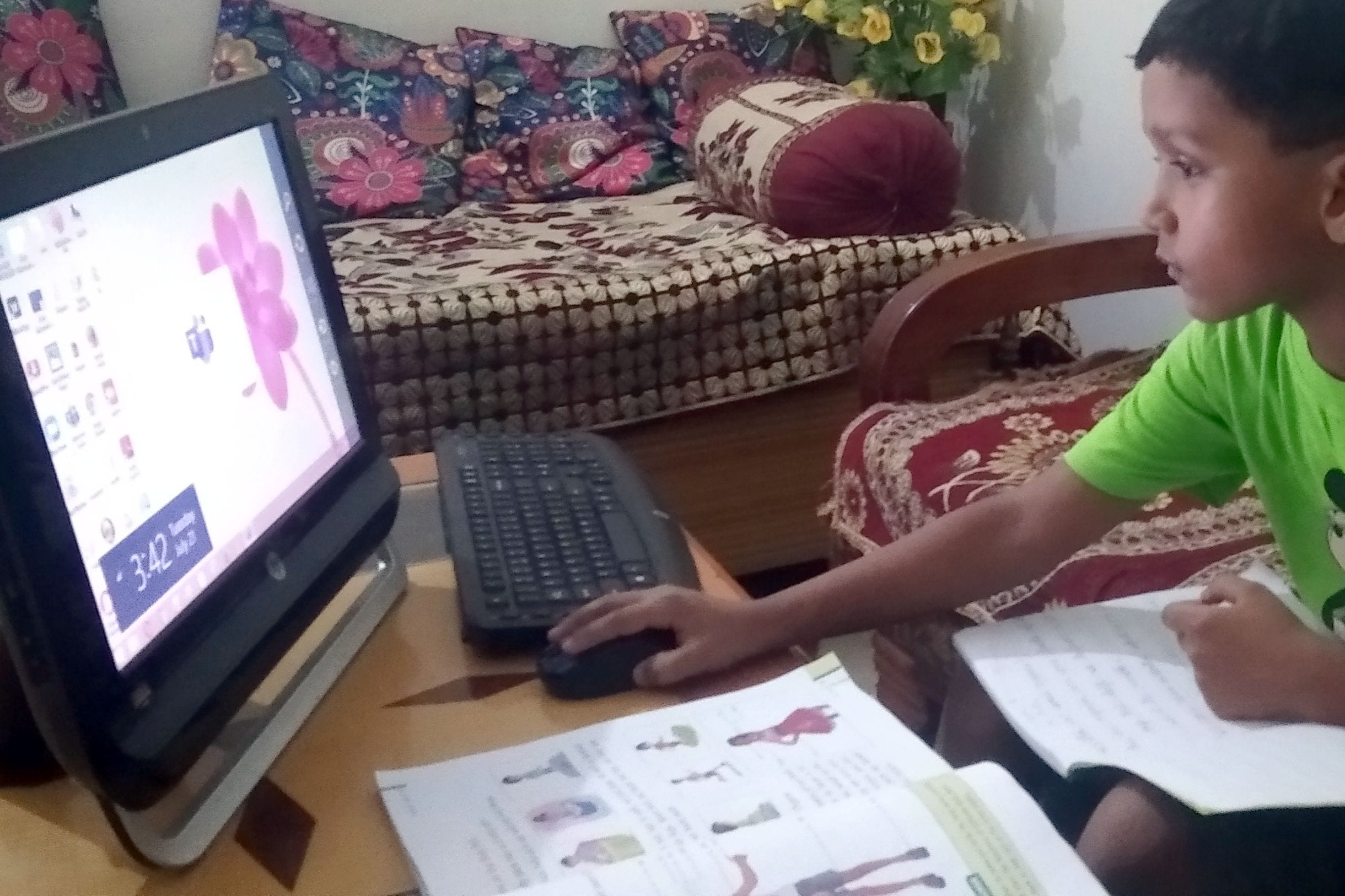 शामली में ऑनलाइन पढाई करता बच्चा अनमोल शामली में ऑनलाइन पढाई करता बच्चा अनमोल