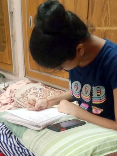 शामली में ऑनलाइन पढाई करती छात्रा शैली गुप्ता शामली में ऑनलाइन पढाई करती छात्रा शैली गुप्ता