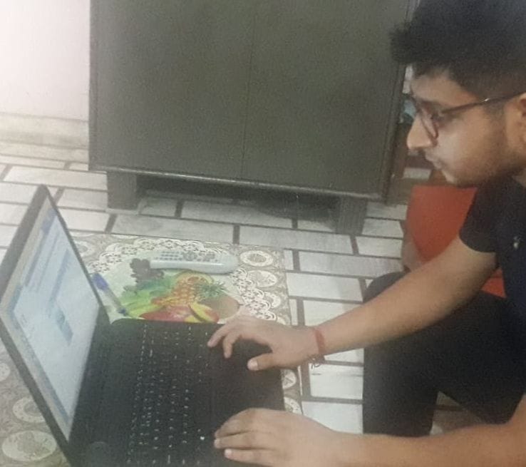 शामली में ऑनलाइन पढ़ाई करता छात्र शामली में ऑनलाइन पढ़ाई करता छात्र
