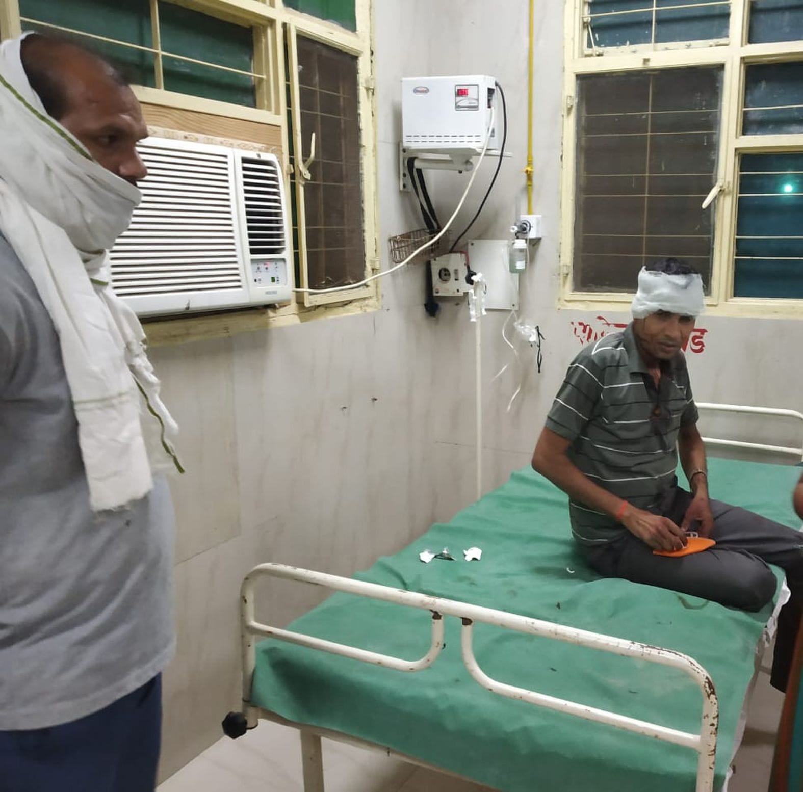 लोहिया में भर्ती धर्मेंद्र। 