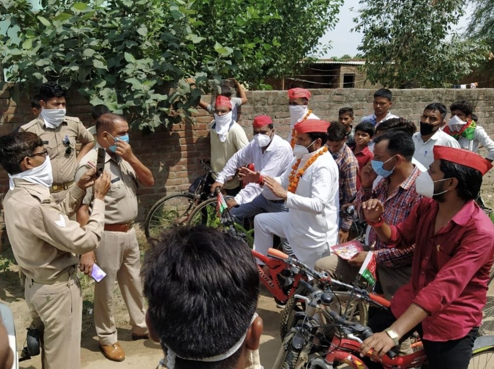 थाना लाइनपार क्षेत्र के कुर्री कूपा के साथ अन्य गांवों में साइकिल रैली निकालने के दौरान रैली को र