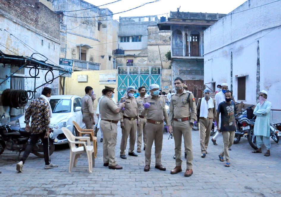 सहारनपुर में मोहल्ला मुफ्ती में मोलाना सलमान के निधन के बाद घर के पास पहुंचे पुलिस अधिकारी सहारनपुर में मोहल्ला मुफ्ती में मोलाना सलमान के निधन के बाद घर के पास पहुंचे पुलिस अधिकारी