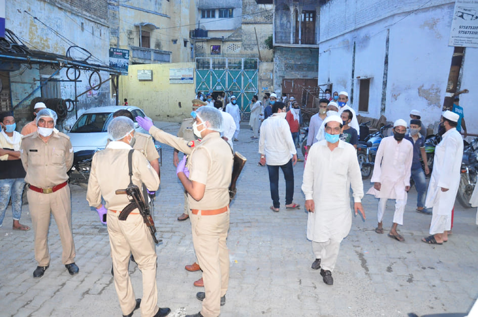 सहारनपुर में मोहल्ला मुफ्ती में मोलाना सलमान के निधन के बाद घर के पास तैनात पुलिस बल सहारनपुर में मोहल्ला मुफ्ती में मोलाना सलमान के निधन के बाद घर के पास तैनात पुलिस बल