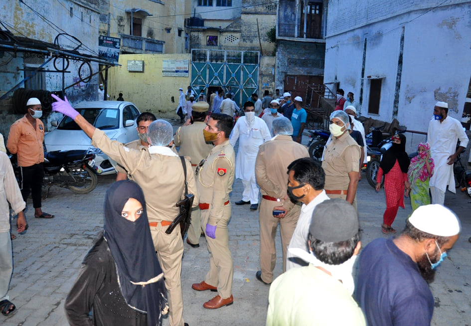 सहारनपुर में मोहल्ला मुफ्ती में मोलाना सलमान के निधन के बाद घर के पास तैनात पुलिस बल सहारनपुर में मोहल्ला मुफ्ती में मोलाना सलमान के निधन के बाद घर के पास तैनात पुलिस बल