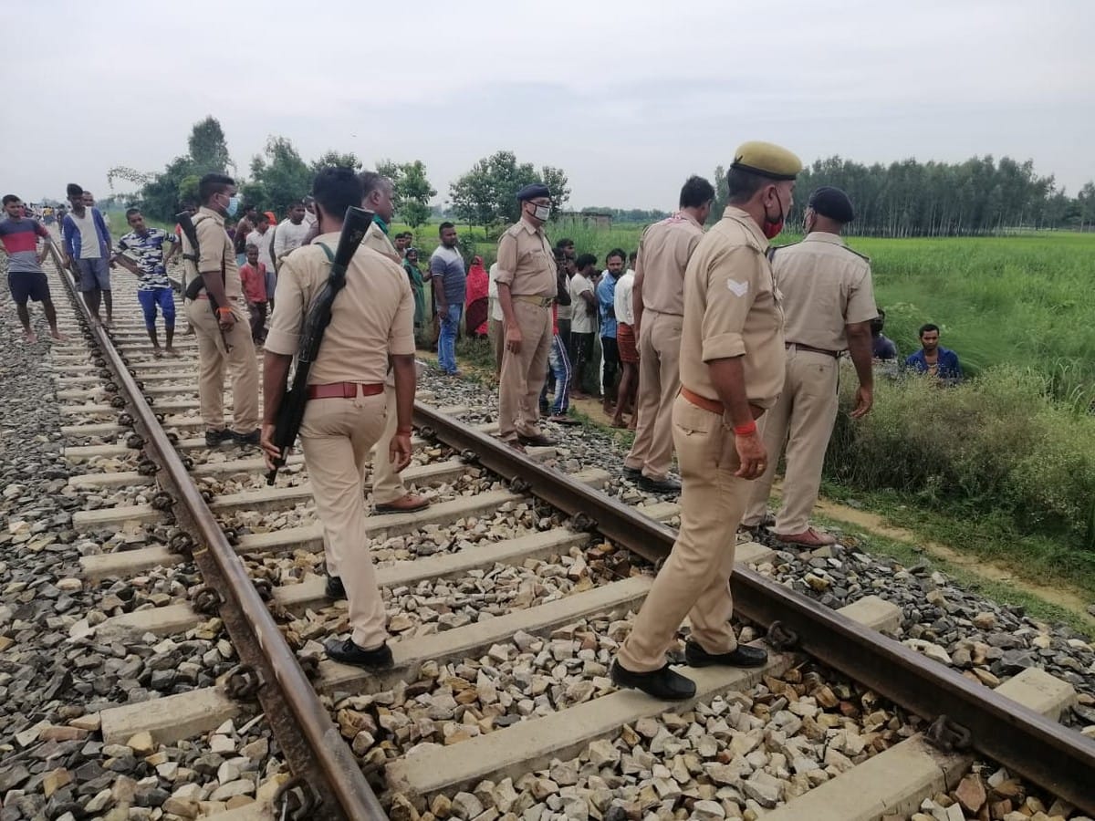 Traumatic Death For Two Boys On Headphones While Running On Railway Track  Dead Bodies Scattered In 50 To 60 Pieces - मध्यप्रदेश: हेडफोन बना मौत का  सबब, बुरहानपुर के दो लड़के ट्रेन