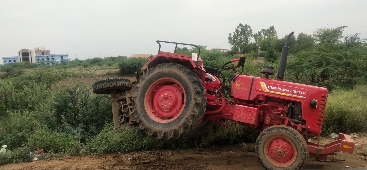 राठ रोड ओवरब्रिज पर पलटा पड़ा ट्रैक्टर