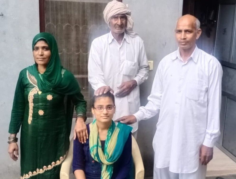 विज्ञान संकाय में 494 अंक अर्जित कर प्रदेश में तीसरा स्थान प्राप्त करने पर छात्रा श्वेता को आशीर्व?