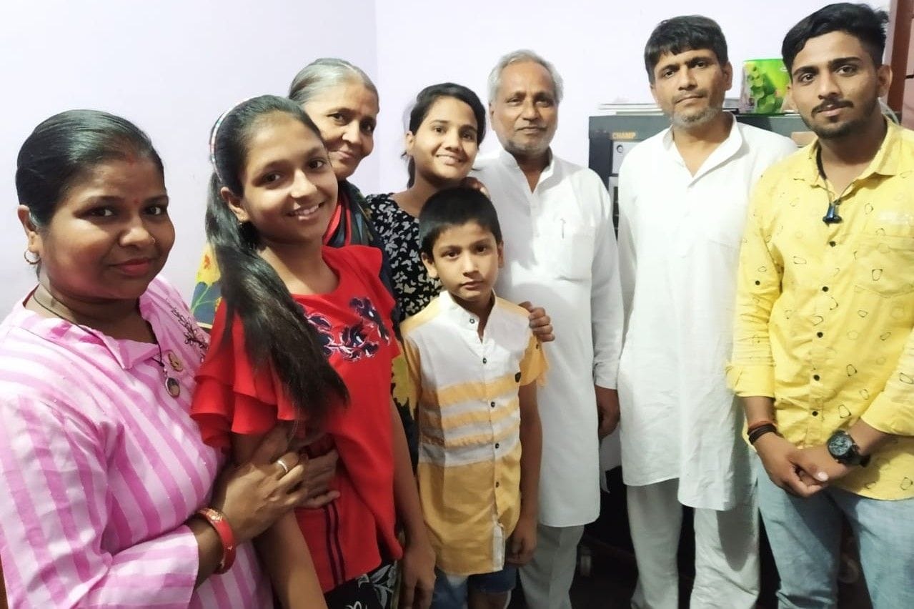 करिश्मा के 494 अकं प्राप्त करने पर खुशी जताते परिजन।
