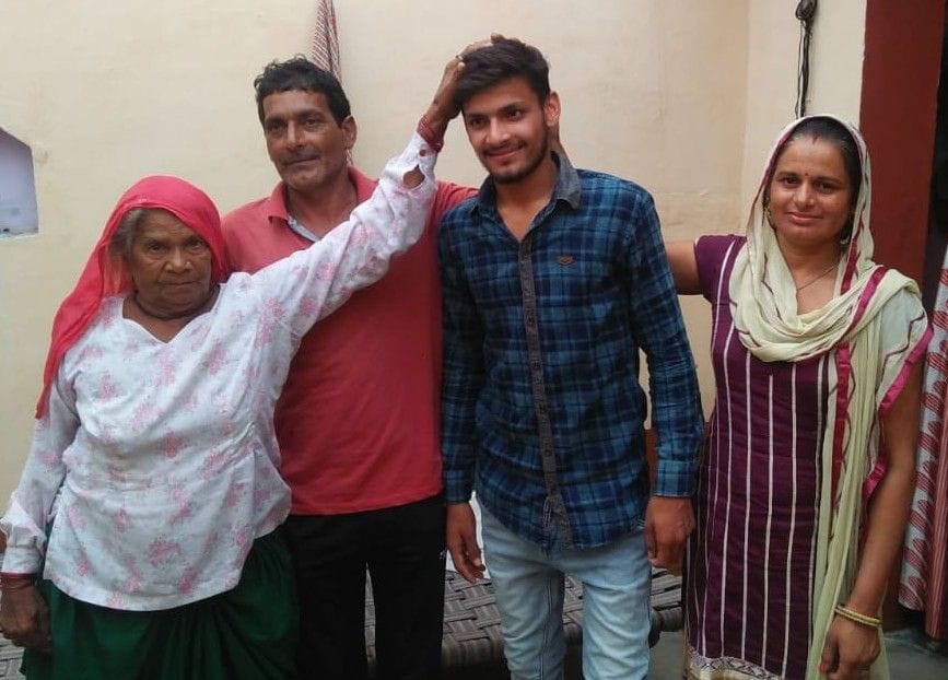 विज्ञान संकाय में 495 अंक अर्जित कर प्रदेश में दूसरा स्थान प्राप्त करने पर अमित को आशीर्वाद देते पर