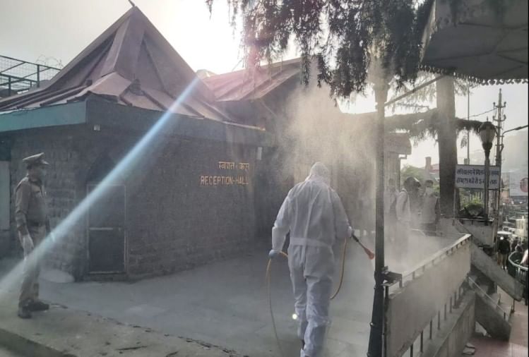 हिमाचल सचिवालय को सैनिटाइज किया।