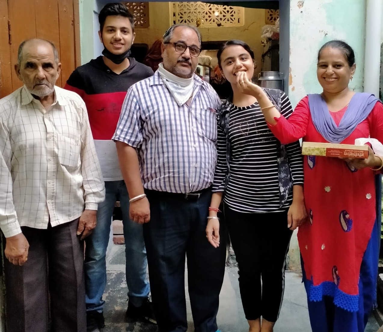 अंशु को मिठाई खिलाते परिजन। अंशु को मिठाई खिलाते परिजन।