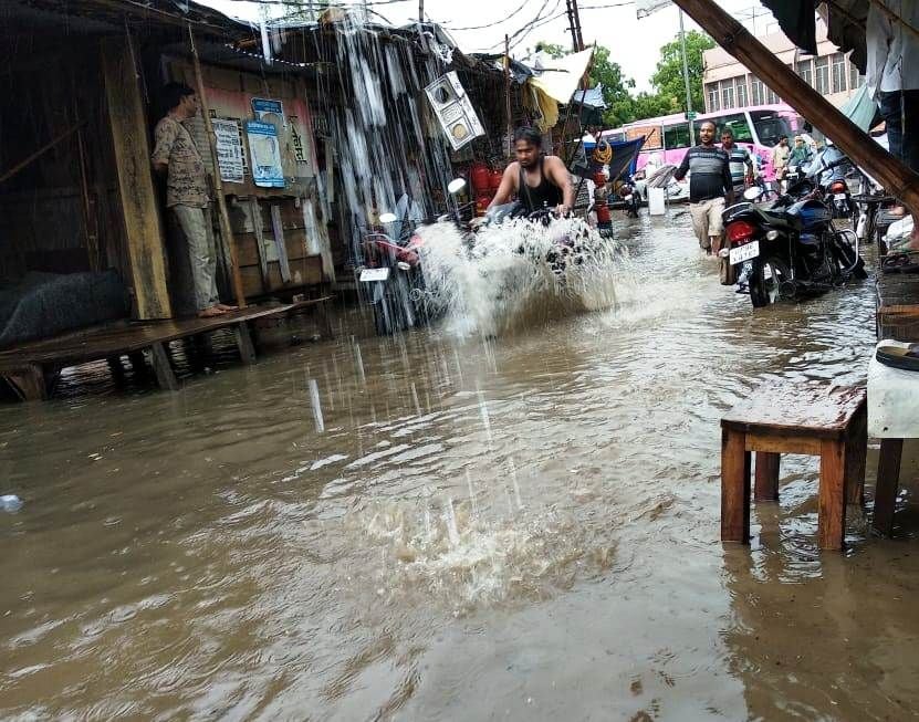 सादाबाद के जयंतीभाई मार्ग पर जमा बारिश का पानी। सादाबाद के जयंतीभाई मार्ग पर जमा बारिश का पानी।