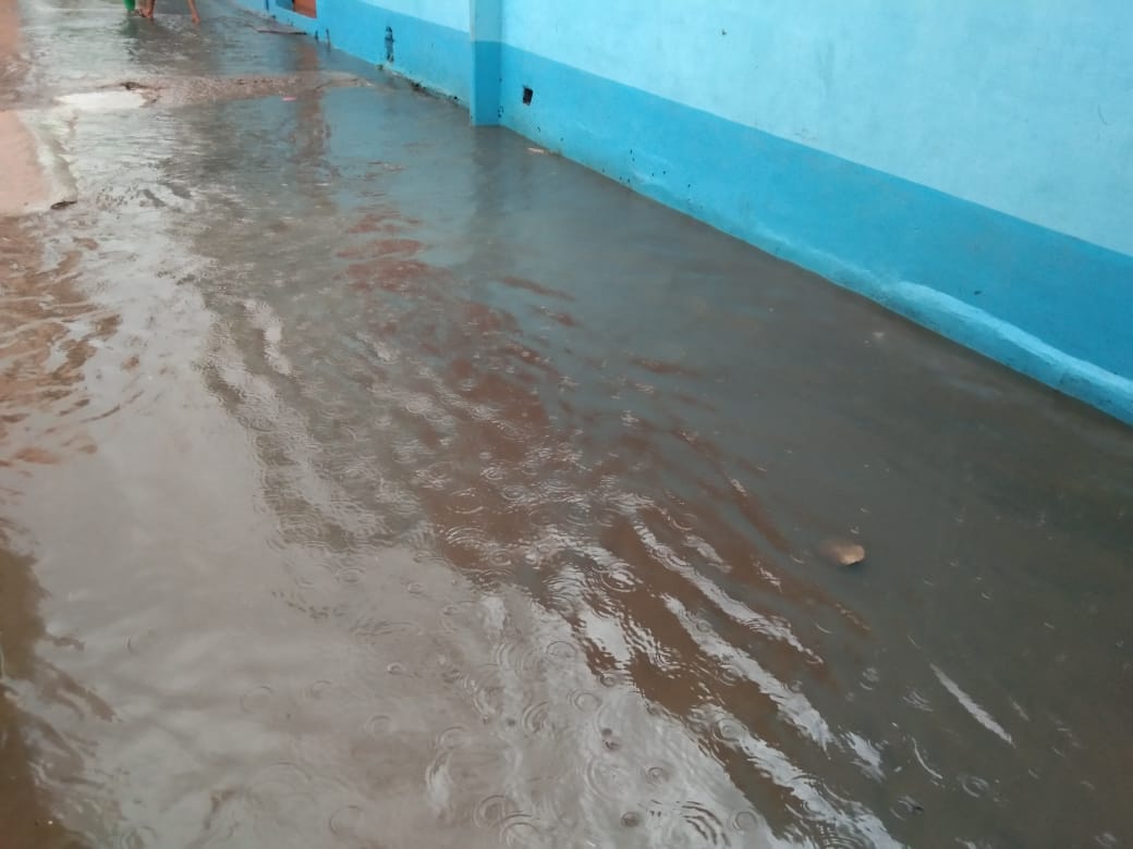 चंडी मंदिर के पास बिना नाली के बनी सड़क पर हुआ जलभराव