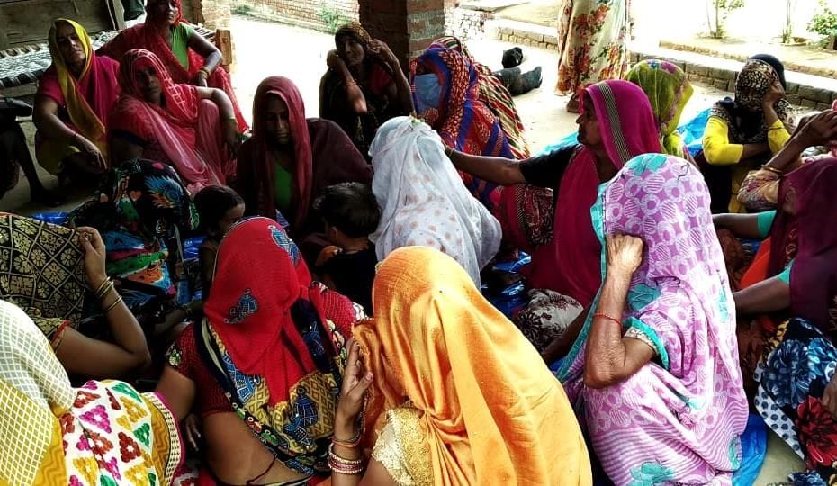 युवक की मौत के बाद विलाप करते परिजन। युवक की मौत के बाद विलाप करते परिजन।