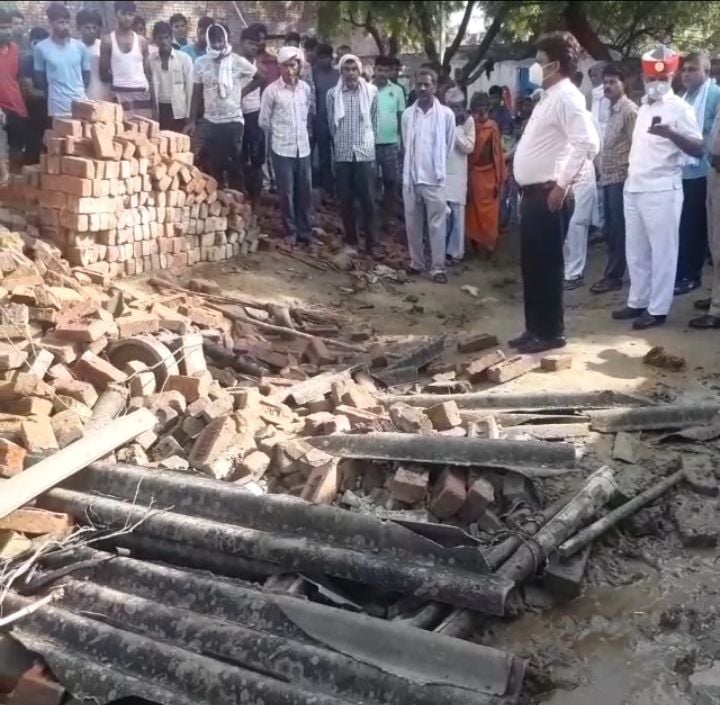 घटनास्थल का मुआयना करते उप जिलाधिकारी विजय शर्मा घटनास्थल का मुआयना करते उप जिलाधिकारी विजय शर्मा