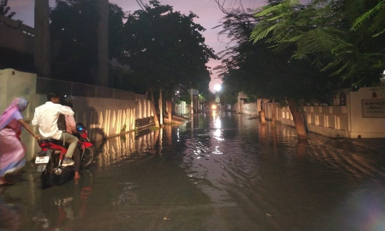 सांसद सतीश गौतम की कालोनी विद्यानगर में बारिश के बाद जलभराव।