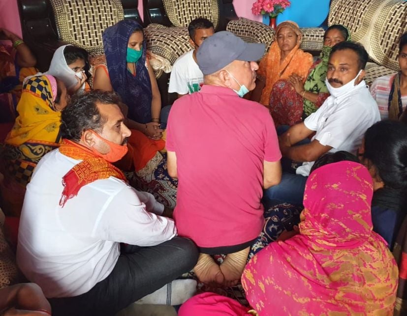 किच्छा के गौरीकला में शहीद के परिजनों को सांत्वना देते संजीव सिंह।