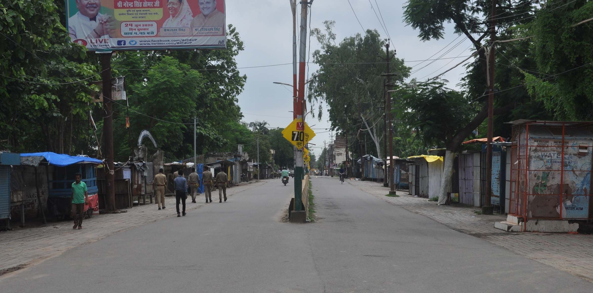 जीआईसी के सामने कचहरी रोड पर पसरा सन्नाटा।