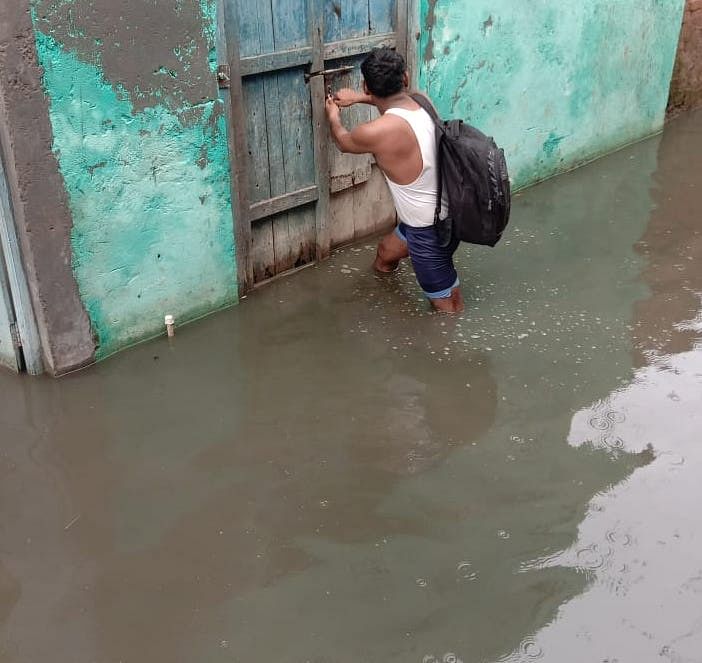 गढ़ीपुख्ता क्षेत्र के गांव गढीअबदुल्ला खां में बरसात से गलियो में भरा पानी। गढ़ीपुख्ता क्षेत्र के गांव गढीअबदुल्ला खां में बरसात से गलियो में भरा पानी।
