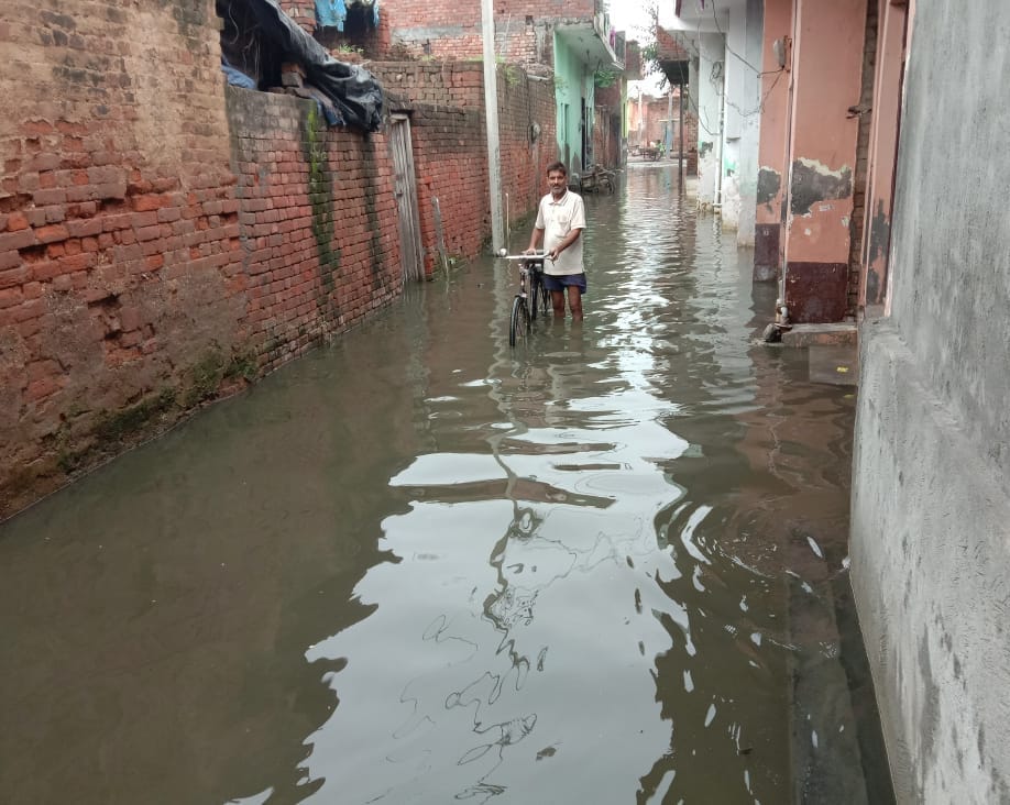 गढीपुख्ता क्षेत्र के गांव गढीअबदुल्ला खां में बरसात से गलियो में भरा पानी गढीपुख्ता क्षेत्र के गांव गढीअबदुल्ला खां में बरसात से गलियो में भरा पानी